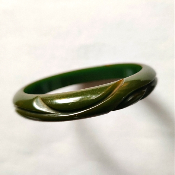 Vintage Green Spinach Carved Bakelite Bracelet - Picture 3 of 8